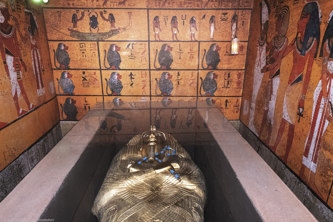 _DSF4140.jpg - 18/02/2022. Torino.Tutankhamon-viaggio verso l'eternitÃ  Ã¨ una mostra realizzata in occasione del centenario della scoperta della tomba, questo grazie alle circa cento riproduzioni dei reperti piÃ¹ importanti portati alla luce dall'archeologo Howard Carter nel 1922. Nella foto la stanza funeraria della tomba con il sarcofago contenente la mummia del faraone.