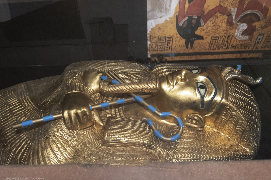 _DSF4146.jpg - 18/02/2022. Torino.Tutankhamon-viaggio verso l'eternitÃ  Ã¨ una mostra realizzata in occasione del centenario della scoperta della tomba, questo grazie alle circa cento riproduzioni dei reperti piÃ¹ importanti portati alla luce dall'archeologo Howard Carter nel 1922. Nella foto il sarcofago contenente la mummia del faraone.