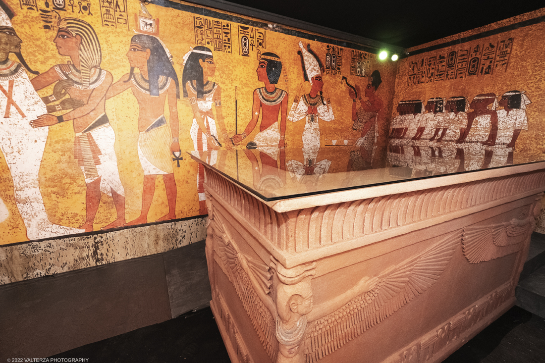 _DSF4149.jpg - 18/02/2022. Torino.Tutankhamon-viaggio verso l'eternitÃ  Ã¨ una mostra realizzata in occasione del centenario della scoperta della tomba, questo grazie alle circa cento riproduzioni dei reperti piÃ¹ importanti portati alla luce dall'archeologo Howard Carter nel 1922. Nella foto la stanza funeraria della tomba con il sarcofago contenente la mummia del faraone.
