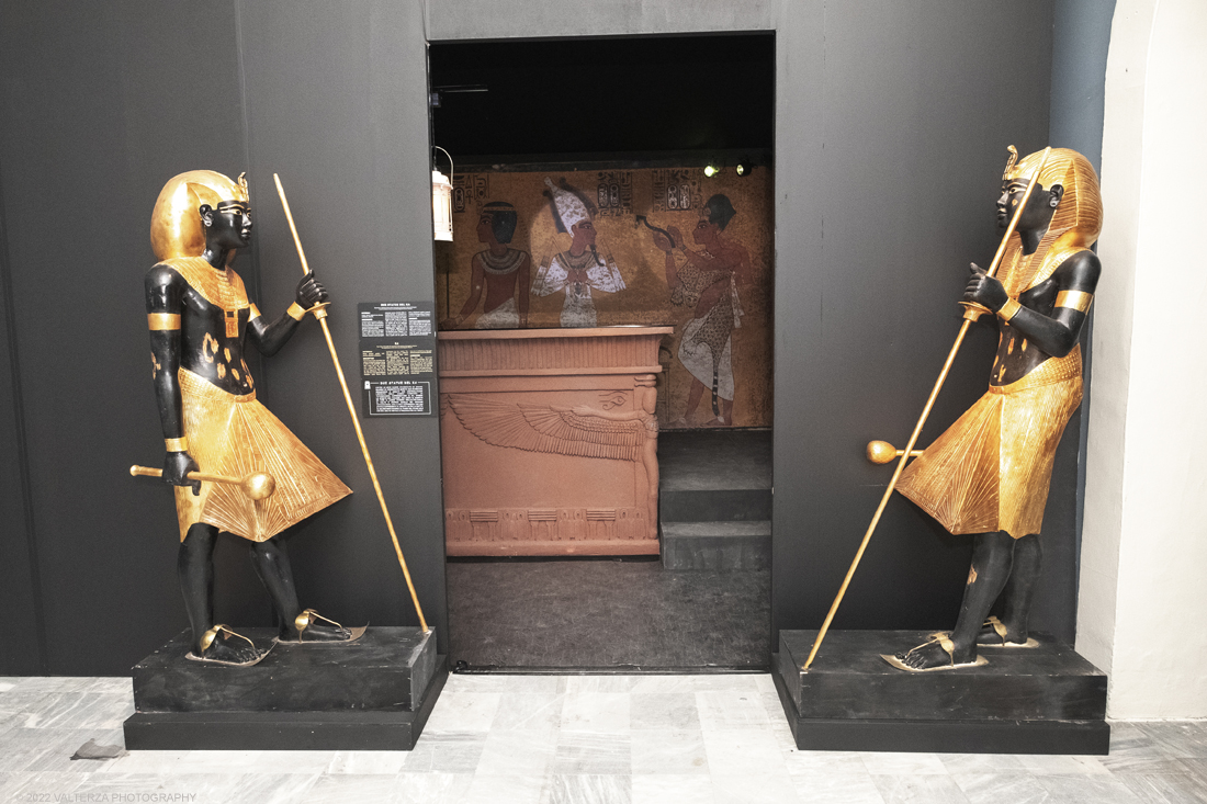 _DSF4151.jpg - 18/02/2022. Torino.Tutankhamon-viaggio verso l'eternitÃ  Ã¨ una mostra realizzata in occasione del centenario della scoperta della tomba, questo grazie alle circa cento riproduzioni dei reperti piÃ¹ importanti portati alla luce dall'archeologo Howard Carter nel 1922. Nella foto statue del Ka di Tutankhamon