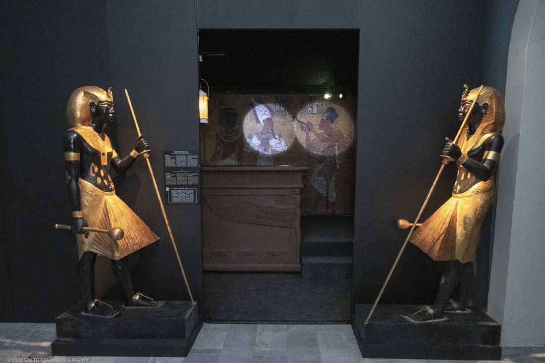 _DSF4152.jpg - 18/02/2022. Torino.Tutankhamon-viaggio verso l'eternitÃ  Ã¨ una mostra realizzata in occasione del centenario della scoperta della tomba, questo grazie alle circa cento riproduzioni dei reperti piÃ¹ importanti portati alla luce dall'archeologo Howard Carter nel 1922. Nella foto statue del Ka di Tutankhamon