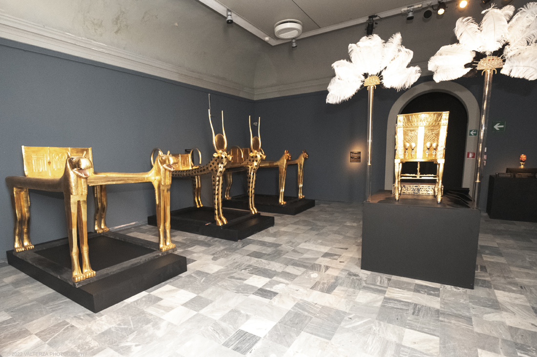 _DSF4158.jpg - 18/02/2022. Torino.Tutankhamon-viaggio verso l'eternitÃ  Ã¨ una mostra realizzata in occasione del centenario della scoperta della tomba, questo grazie alle circa cento riproduzioni dei reperti piÃ¹ importanti portati alla luce dall'archeologo Howard Carter nel 1922. Nella foto la stanza del trono del faraone.