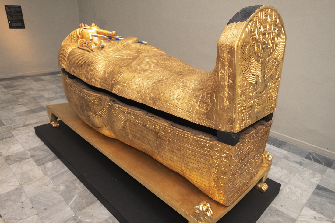 _DSF4162.jpg - 18/02/2022. Torino.Tutankhamon-viaggio verso l'eternitÃ  Ã¨ una mostra realizzata in occasione del centenario della scoperta della tomba, questo grazie alle circa cento riproduzioni dei reperti piÃ¹ importanti portati alla luce dall'archeologo Howard Carter nel 1922. Nella foto sarcofago Antropomorfo di Tutankhamon