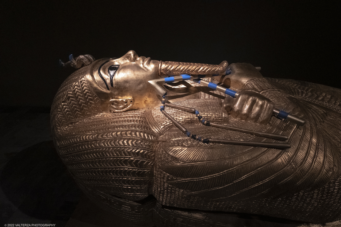 _DSF4164.jpg - 18/02/2022. Torino.Tutankhamon-viaggio verso l'eternitÃ  Ã¨ una mostra realizzata in occasione del centenario della scoperta della tomba, questo grazie alle circa cento riproduzioni dei reperti piÃ¹ importanti portati alla luce dall'archeologo Howard Carter nel 1922. Nella foto sarcofago Antropomorfo di Tutankhamon