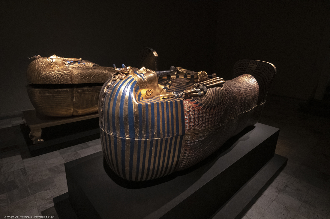 _DSF4166.jpg - 18/02/2022. Torino.Tutankhamon-viaggio verso l'eternitÃ  Ã¨ una mostra realizzata in occasione del centenario della scoperta della tomba, questo grazie alle circa cento riproduzioni dei reperti piÃ¹ importanti portati alla luce dall'archeologo Howard Carter nel 1922. Nella foto sarcofagi Antropomorfi di Tutankhamon