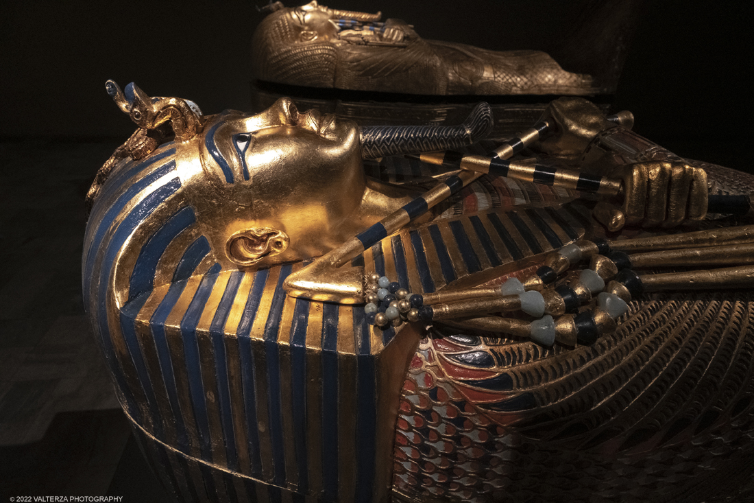 _DSF4169.jpg - 18/02/2022. Torino.Tutankhamon-viaggio verso l'eternitÃ  Ã¨ una mostra realizzata in occasione del centenario della scoperta della tomba, questo grazie alle circa cento riproduzioni dei reperti piÃ¹ importanti portati alla luce dall'archeologo Howard Carter nel 1922. Nella foto sarcofago Antropomorfo di Tutankhamon