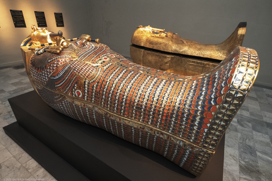 _DSF4172.jpg - 18/02/2022. Torino.Tutankhamon-viaggio verso l'eternitÃ  Ã¨ una mostra realizzata in occasione del centenario della scoperta della tomba, questo grazie alle circa cento riproduzioni dei reperti piÃ¹ importanti portati alla luce dall'archeologo Howard Carter nel 1922. Nella foto sarcofagi Antropomorfi di Tutankhamon