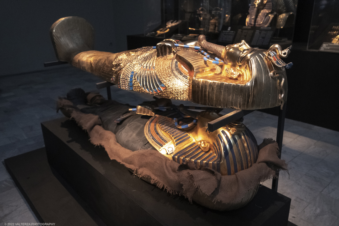 _DSF4174.jpg - 18/02/2022. Torino.Tutankhamon-viaggio verso l'eternitÃ  Ã¨ una mostra realizzata in occasione del centenario della scoperta della tomba, questo grazie alle circa cento riproduzioni dei reperti piÃ¹ importanti portati alla luce dall'archeologo Howard Carter nel 1922. Nella foto sarcofago Antropomorfo di Tutankhamon
