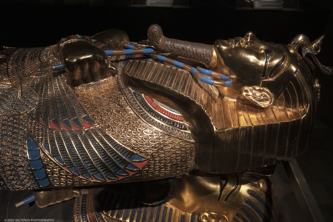 _DSF4177.jpg - 18/02/2022. Torino.Tutankhamon-viaggio verso l'eternitÃ  Ã¨ una mostra realizzata in occasione del centenario della scoperta della tomba, questo grazie alle circa cento riproduzioni dei reperti piÃ¹ importanti portati alla luce dall'archeologo Howard Carter nel 1922. Nella foto sarcofago Antropomorfo di Tutankhamon