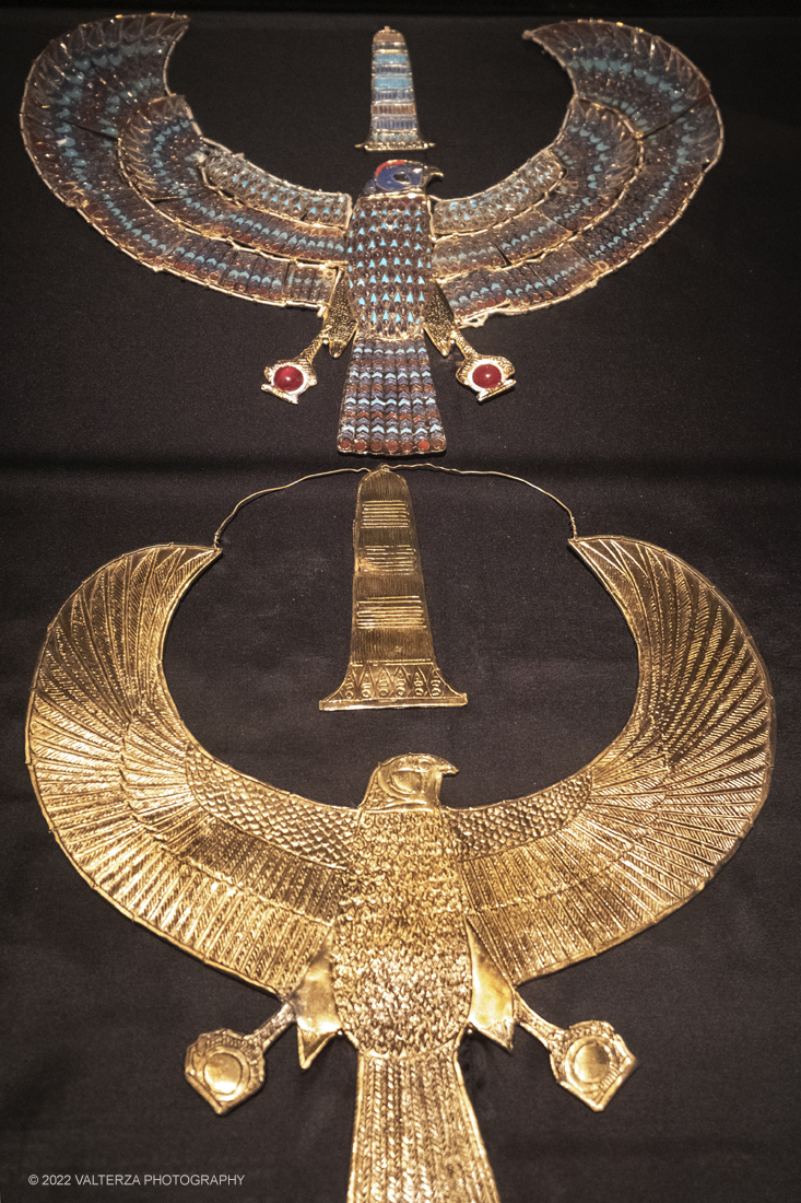_DSF4180.jpg - 18/02/2022. Torino.Tutankhamon-viaggio verso l'eternitÃ  Ã¨ una mostra realizzata in occasione del centenario della scoperta della tomba, questo grazie alle circa cento riproduzioni dei reperti piÃ¹ importanti portati alla luce dall'archeologo Howard Carter nel 1922. Nella foto collari Horus