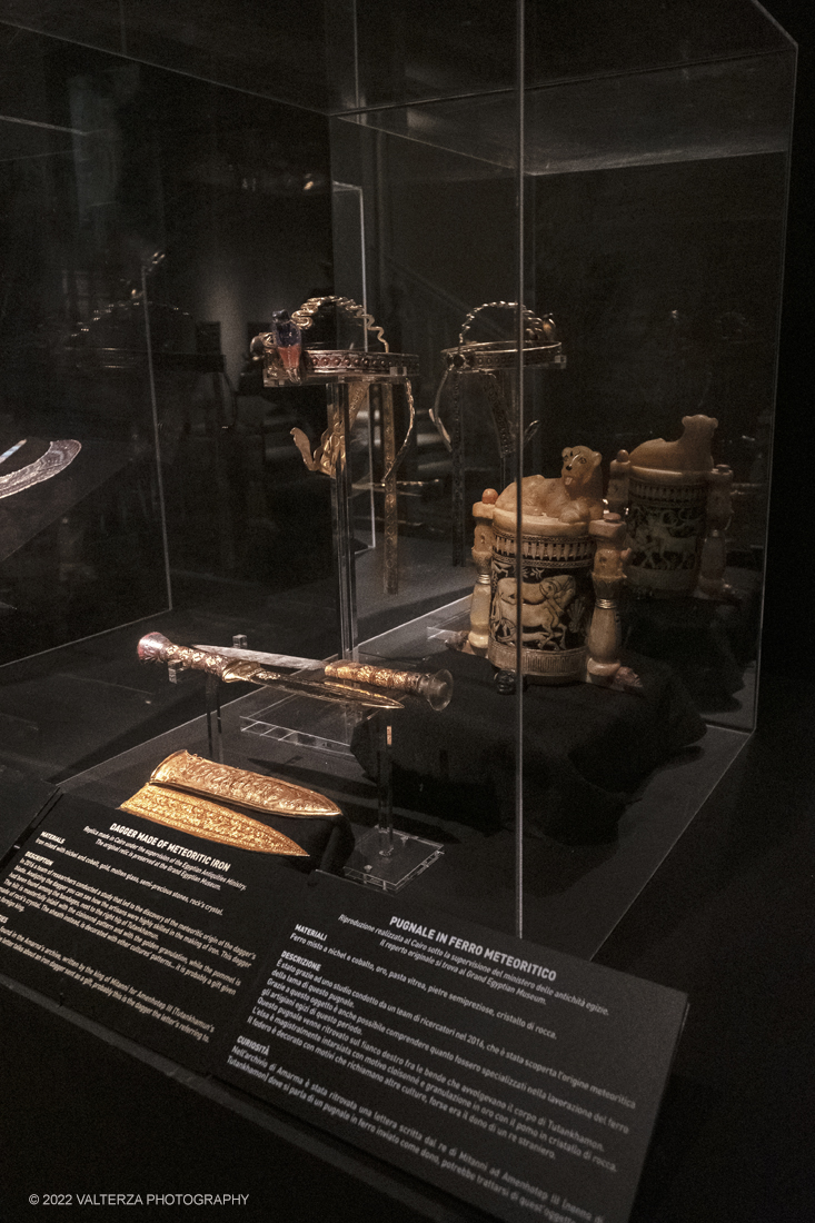 _DSF4184.jpg - 18/02/2022. Torino.Tutankhamon-viaggio verso l'eternitÃ  Ã¨ una mostra realizzata in occasione del centenario della scoperta della tomba, questo grazie alle circa cento riproduzioni dei reperti piÃ¹ importanti portati alla luce dall'archeologo Howard Carter nel 1922. Nella foto bacheca con pugnale in ferro meteoritico