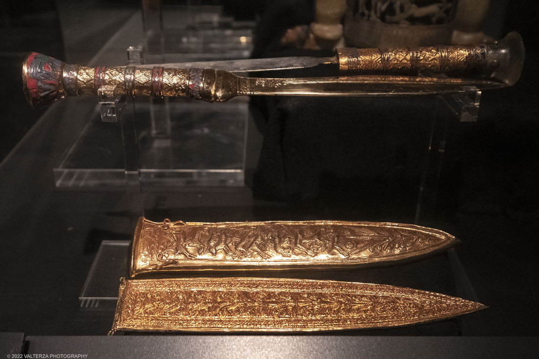 _DSF4187.jpg - 18/02/2022. Torino.Tutankhamon-viaggio verso l'eternitÃ  Ã¨ una mostra realizzata in occasione del centenario della scoperta della tomba, questo grazie alle circa cento riproduzioni dei reperti piÃ¹ importanti portati alla luce dall'archeologo Howard Carter nel 1922. Nella foto pugnale in ferro meteoritico
