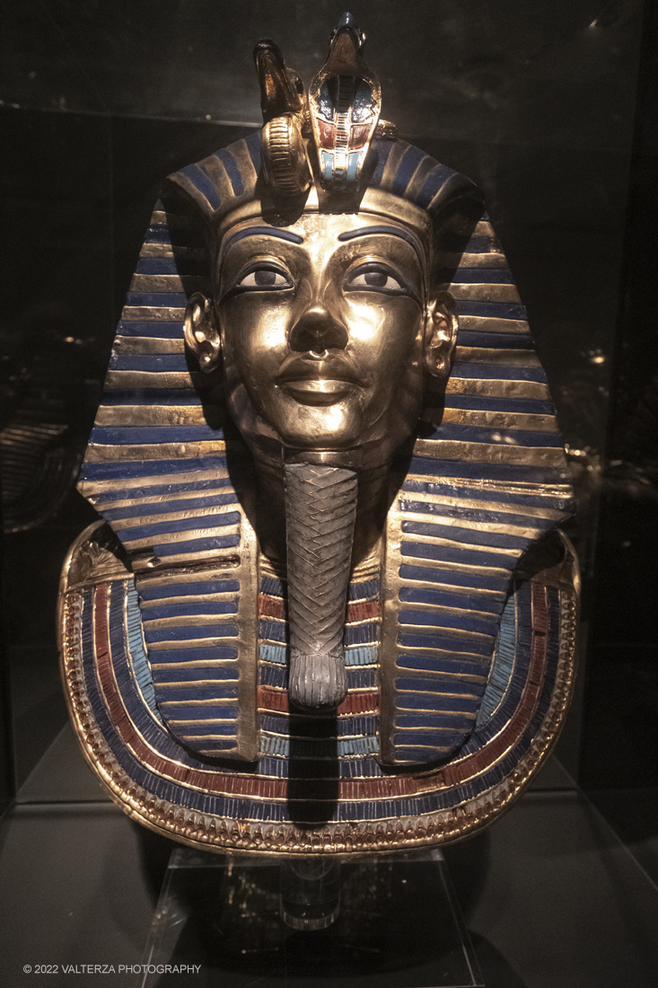 _DSF4193.jpg - 18/02/2022. Torino.Tutankhamon-viaggio verso l'eternitÃ  Ã¨ una mostra realizzata in occasione del centenario della scoperta della tomba, questo grazie alle circa cento riproduzioni dei reperti piÃ¹ importanti portati alla luce dall'archeologo Howard Carter nel 1922. Nella foto maschera d'oro del faraone Tutankhamon