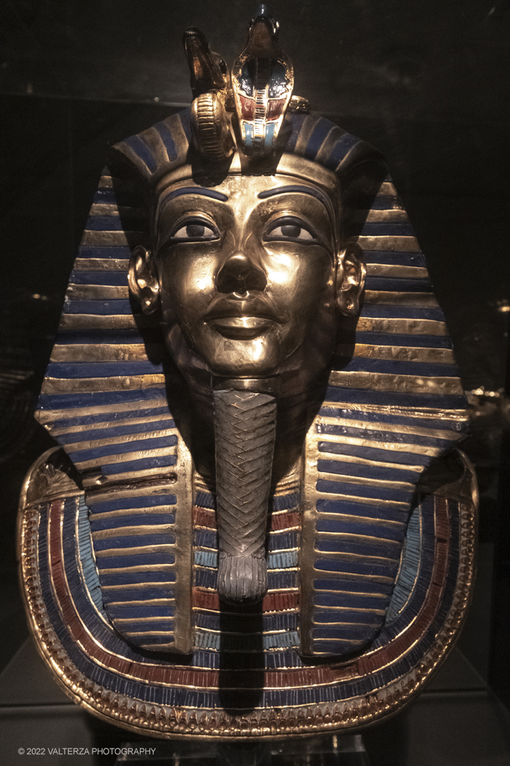 _DSF4200.jpg - 18/02/2022. Torino.Tutankhamon-viaggio verso l'eternitÃ  Ã¨ una mostra realizzata in occasione del centenario della scoperta della tomba, questo grazie alle circa cento riproduzioni dei reperti piÃ¹ importanti portati alla luce dall'archeologo Howard Carter nel 1922. Nella foto maschera d'oro del faraone Tutankhamon