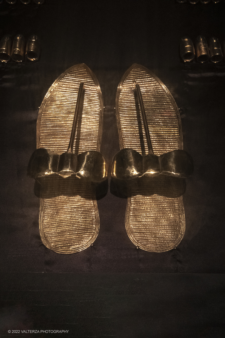 _DSF4202.jpg - 18/02/2022. Torino.Tutankhamon-viaggio verso l'eternitÃ  Ã¨ una mostra realizzata in occasione del centenario della scoperta della tomba, questo grazie alle circa cento riproduzioni dei reperti piÃ¹ importanti portati alla luce dall'archeologo Howard Carter nel 1922. Nella foto sandali d'oro con ditali o guaine d'oro