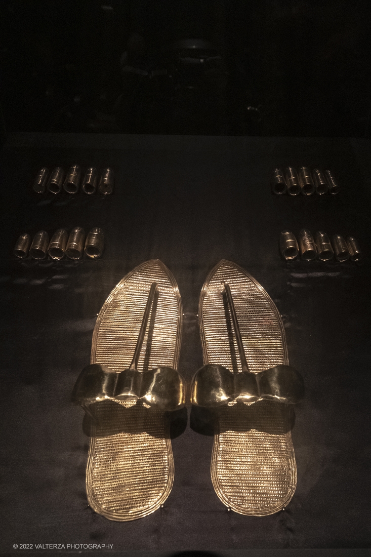 _DSF4204.jpg - 18/02/2022. Torino.Tutankhamon-viaggio verso l'eternitÃ  Ã¨ una mostra realizzata in occasione del centenario della scoperta della tomba, questo grazie alle circa cento riproduzioni dei reperti piÃ¹ importanti portati alla luce dall'archeologo Howard Carter nel 1922. Nella foto sandali d'oro con ditali o guaine d'oro