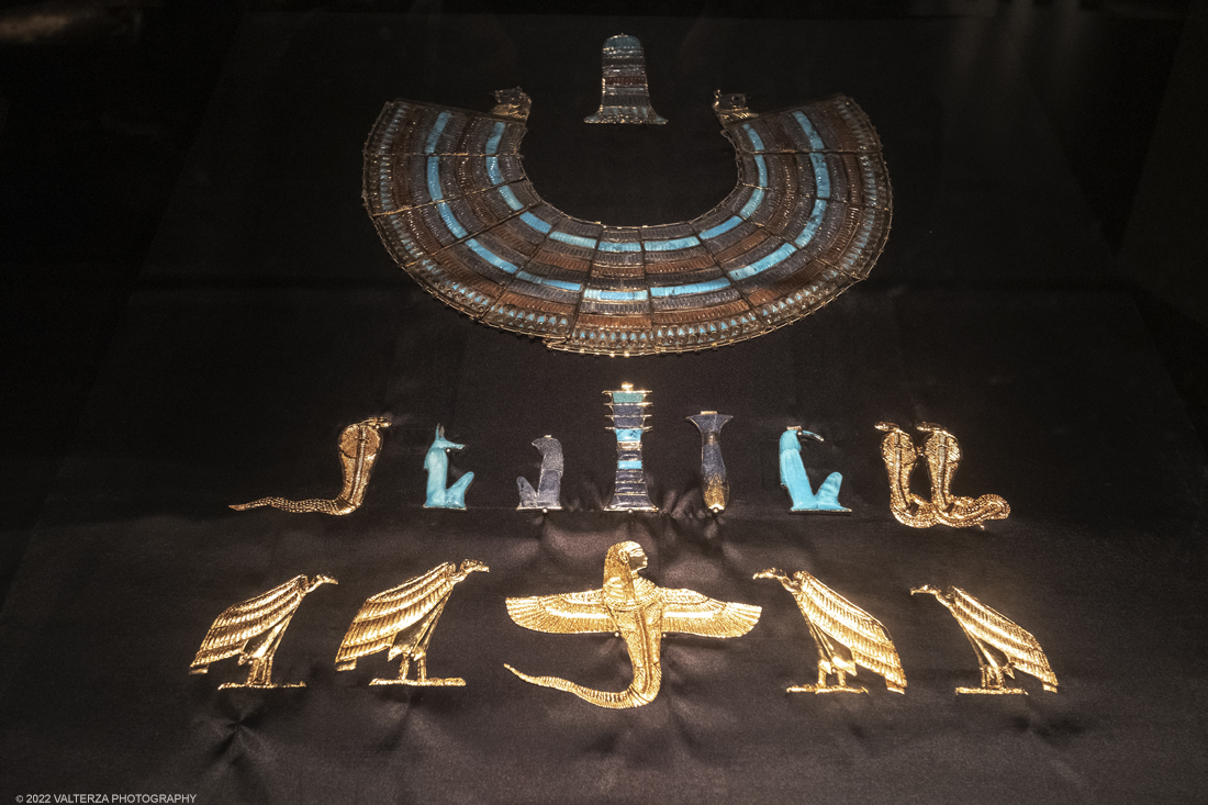 _DSF4211.jpg - 18/02/2022. Torino.Tutankhamon-viaggio verso l'eternitÃ  Ã¨ una mostra realizzata in occasione del centenario della scoperta della tomba, questo grazie alle circa cento riproduzioni dei reperti piÃ¹ importanti portati alla luce dall'archeologo Howard Carter nel 1922. Nella foto grande collare con amuleti