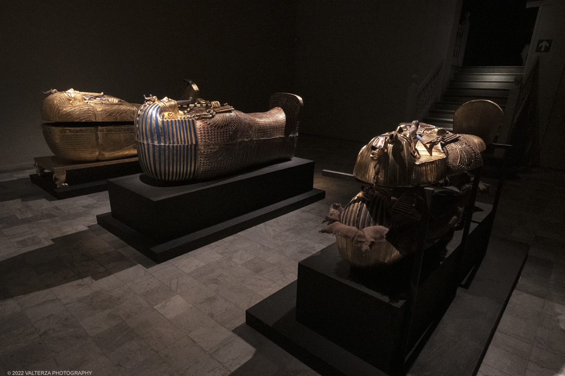 _DSF4214.jpg - 18/02/2022. Torino.Tutankhamon-viaggio verso l'eternitÃ  Ã¨ una mostra realizzata in occasione del centenario della scoperta della tomba, questo grazie alle circa cento riproduzioni dei reperti piÃ¹ importanti portati alla luce dall'archeologo Howard Carter nel 1922. Nella foto sarcofaghi antropomorfi del faraone Tutankhamon