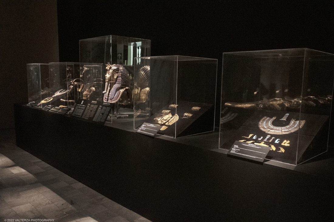 _DSF4220.jpg - 18/02/2022. Torino.Tutankhamon-viaggio verso l'eternitÃ  Ã¨ una mostra realizzata in occasione del centenario della scoperta della tomba, questo grazie alle circa cento riproduzioni dei reperti piÃ¹ importanti portati alla luce dall'archeologo Howard Carter nel 1922. Nella foto bacheche con reperti trovati nella tomba