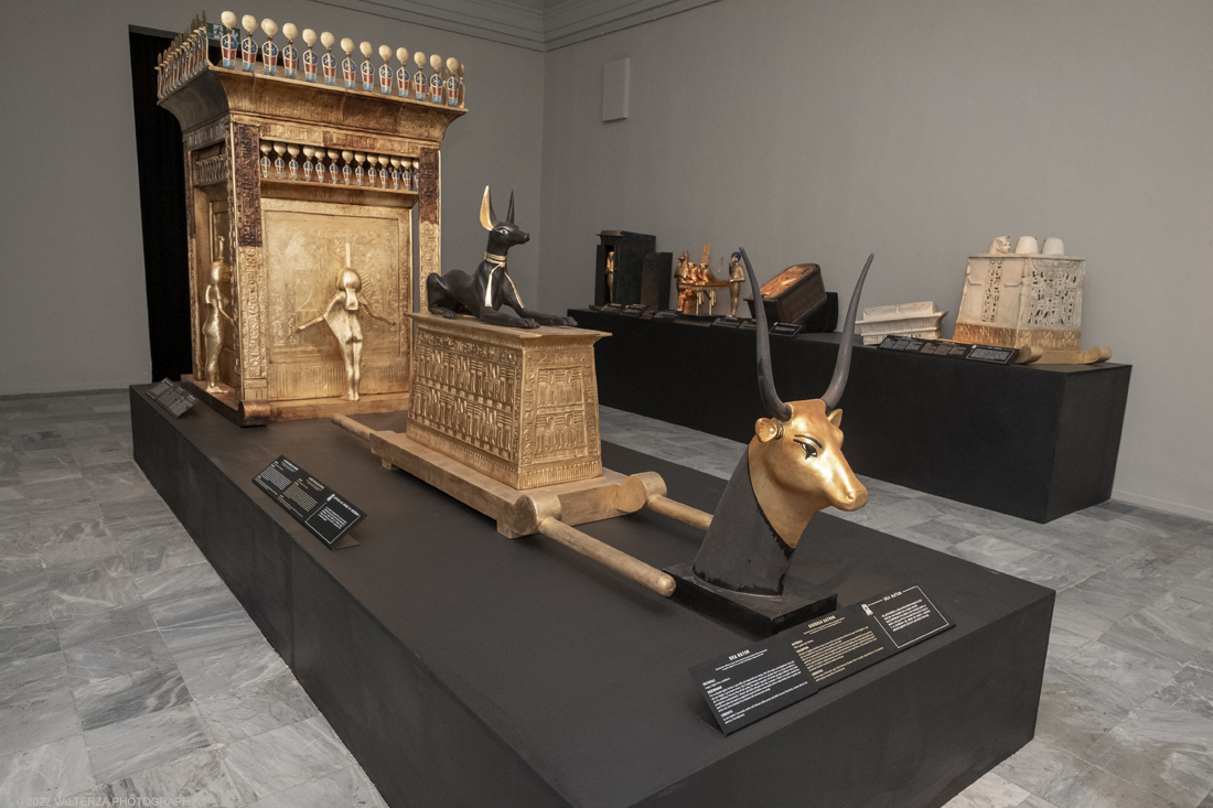 _DSF4228.jpg - 18/02/2022. Torino.Tutankhamon-viaggio verso l'eternitÃ  Ã¨ una mostra realizzata in occasione del centenario della scoperta della tomba, questo grazie alle circa cento riproduzioni dei reperti piÃ¹ importanti portati alla luce dall'archeologo Howard Carter nel 1922. Nella foto rappresentazione della dea Hathor come mucca guardiana del regno dei morti