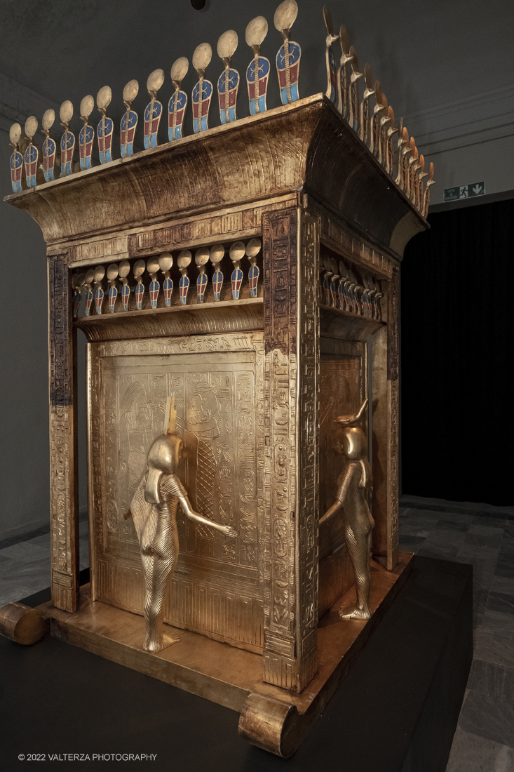 _DSF4238.jpg - 18/02/2022. Torino.Tutankhamon-viaggio verso l'eternitÃ  Ã¨ una mostra realizzata in occasione del centenario della scoperta della tomba, questo grazie alle circa cento riproduzioni dei reperti piÃ¹ importanti portati alla luce dall'archeologo Howard Carter nel 1922. Nella foto riproduzione del santuario dei Canopi di Tutankhamon realizzato anche in  RealtÃ  Virtuale