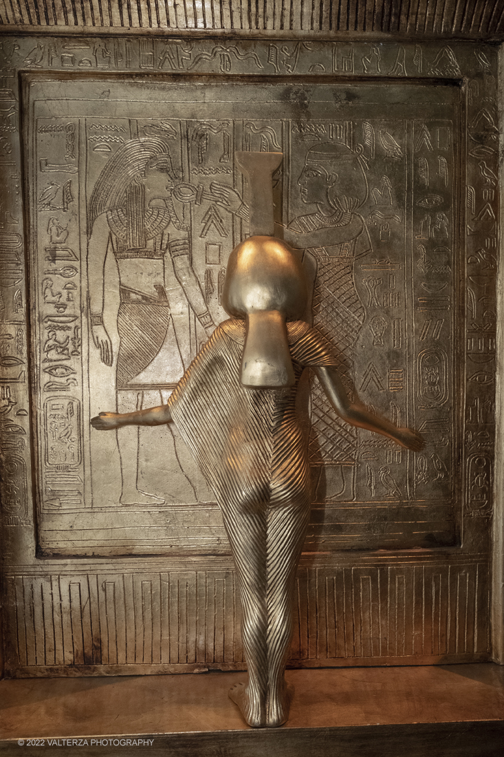 _DSF4240.jpg - 18/02/2022. Torino.Tutankhamon-viaggio verso l'eternitÃ  Ã¨ una mostra realizzata in occasione del centenario della scoperta della tomba, questo grazie alle circa cento riproduzioni dei reperti piÃ¹ importanti portati alla luce dall'archeologo Howard Carter nel 1922. Nella foto riproduzione del santuario dei Canopi di Tutankhamon realizzato anche in  RealtÃ  Virtuale