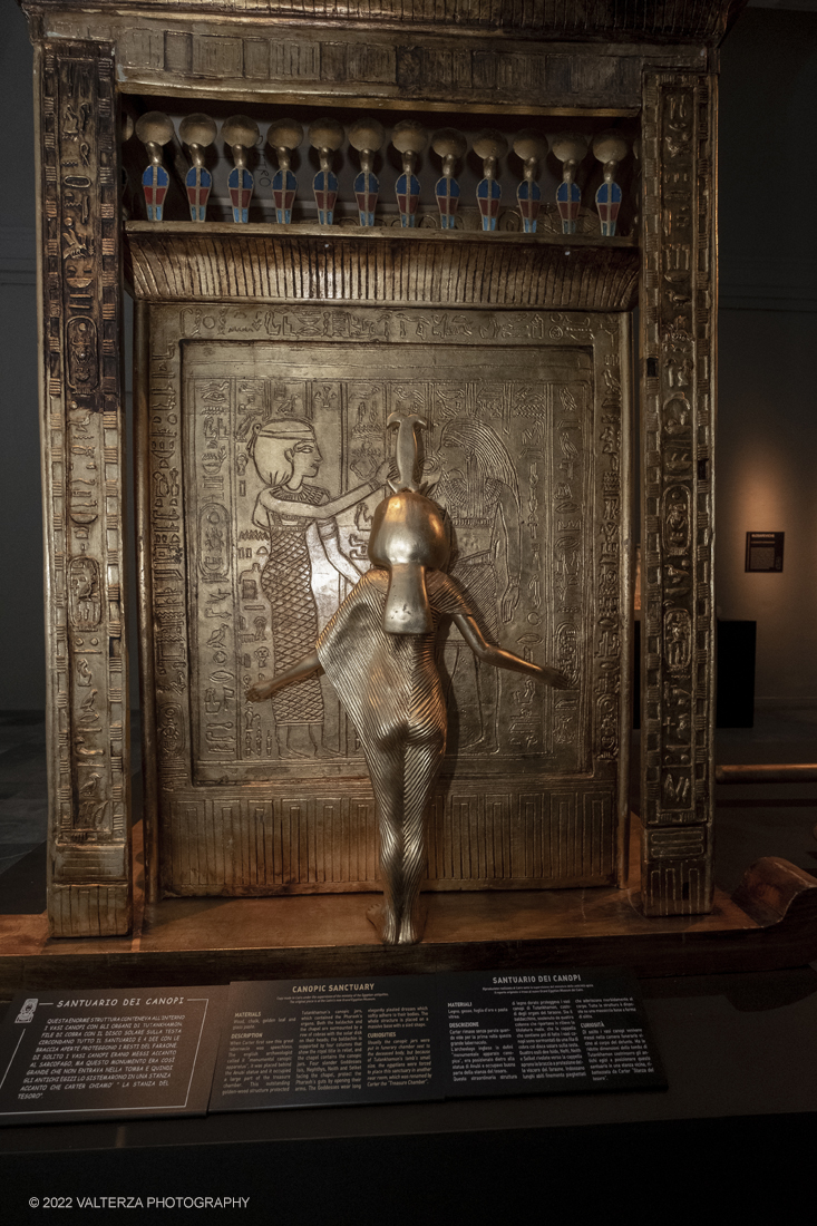 _DSF4244.jpg - 18/02/2022. Torino.Tutankhamon-viaggio verso l'eternitÃ  Ã¨ una mostra realizzata in occasione del centenario della scoperta della tomba, questo grazie alle circa cento riproduzioni dei reperti piÃ¹ importanti portati alla luce dall'archeologo Howard Carter nel 1922. Nella foto riproduzione del santuario dei Canopi di Tutankhamon realizzato anche in  RealtÃ  Virtuale