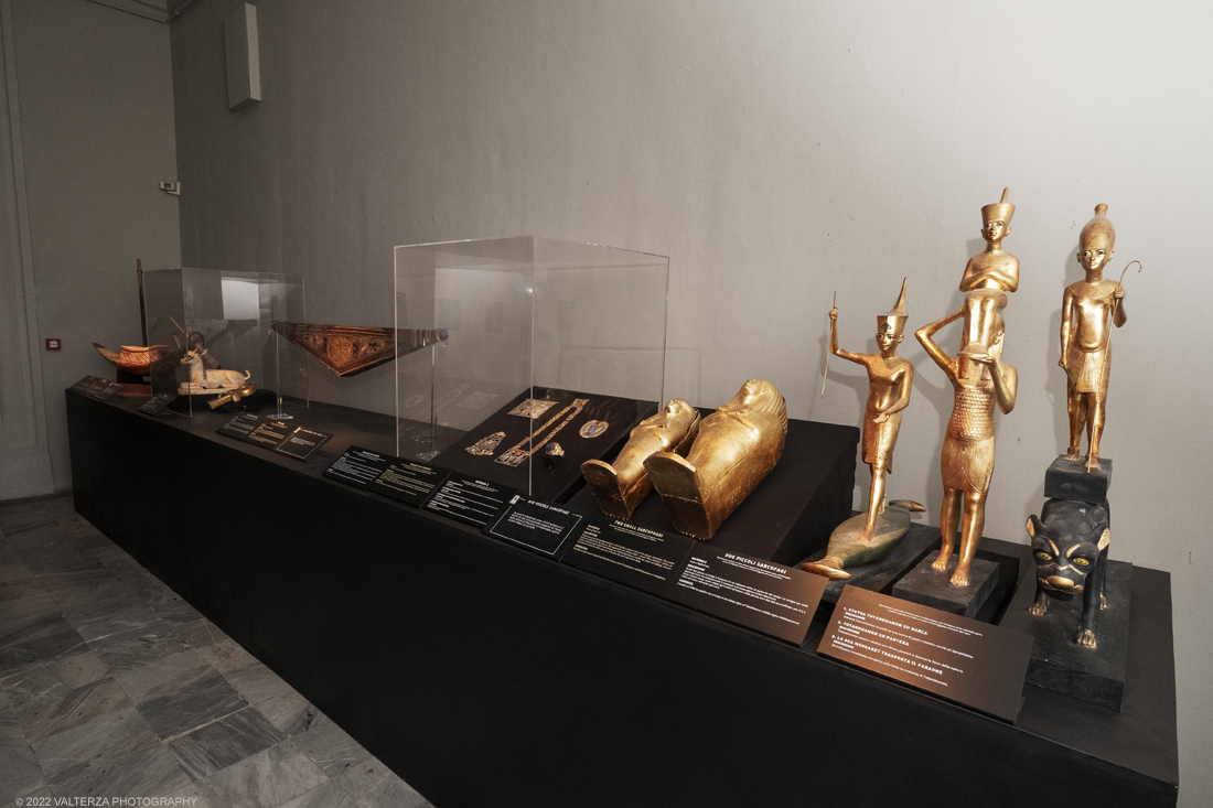 _DSF4248.jpg - 18/02/2022. Torino.Tutankhamon-viaggio verso l'eternitÃ  Ã¨ una mostra realizzata in occasione del centenario della scoperta della tomba, questo grazie alle circa cento riproduzioni dei reperti piÃ¹ importanti portati alla luce dall'archeologo Howard Carter nel 1922. Nella foto collezione di reperti dalla stanza del tesoro.