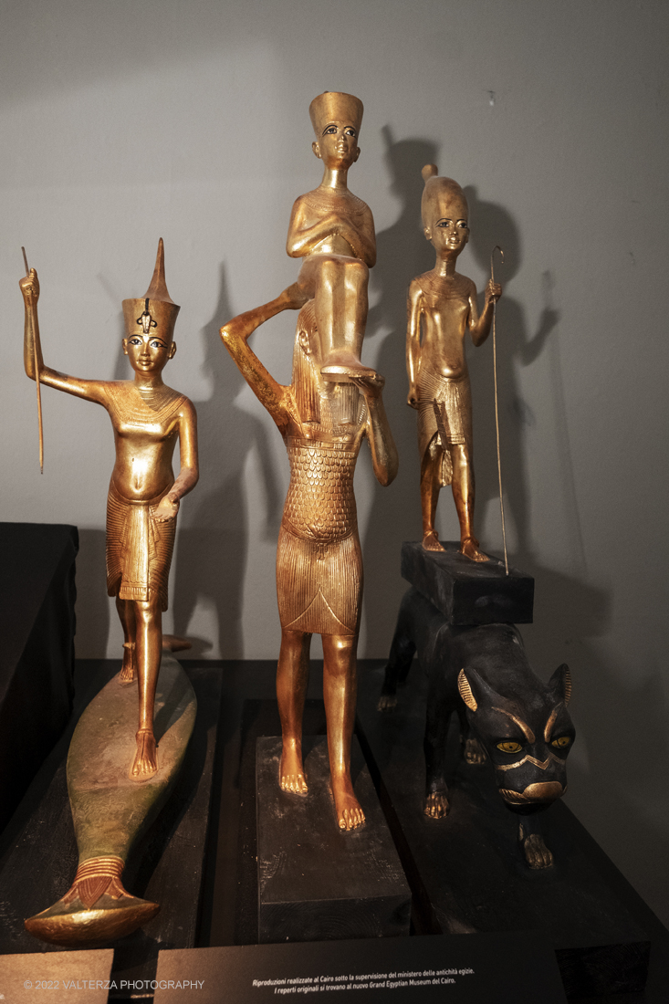 _DSF4250.jpg - 18/02/2022. Torino.Tutankhamon-viaggio verso l'eternitÃ  Ã¨ una mostra realizzata in occasione del centenario della scoperta della tomba, questo grazie alle circa cento riproduzioni dei reperti piÃ¹ importanti portati alla luce dall'archeologo Howard Carter nel 1922. Nella foto la dea Menkaret trasporta il faraone