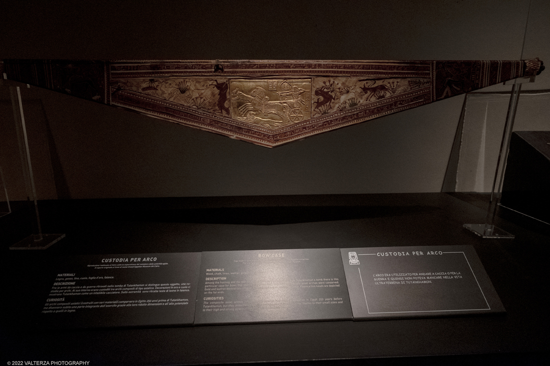 _DSF4264.jpg - 18/02/2022. Torino.Tutankhamon-viaggio verso l'eternitÃ  Ã¨ una mostra realizzata in occasione del centenario della scoperta della tomba, questo grazie alle circa cento riproduzioni dei reperti piÃ¹ importanti portati alla luce dall'archeologo Howard Carter nel 1922. Nella foto custodia per arco