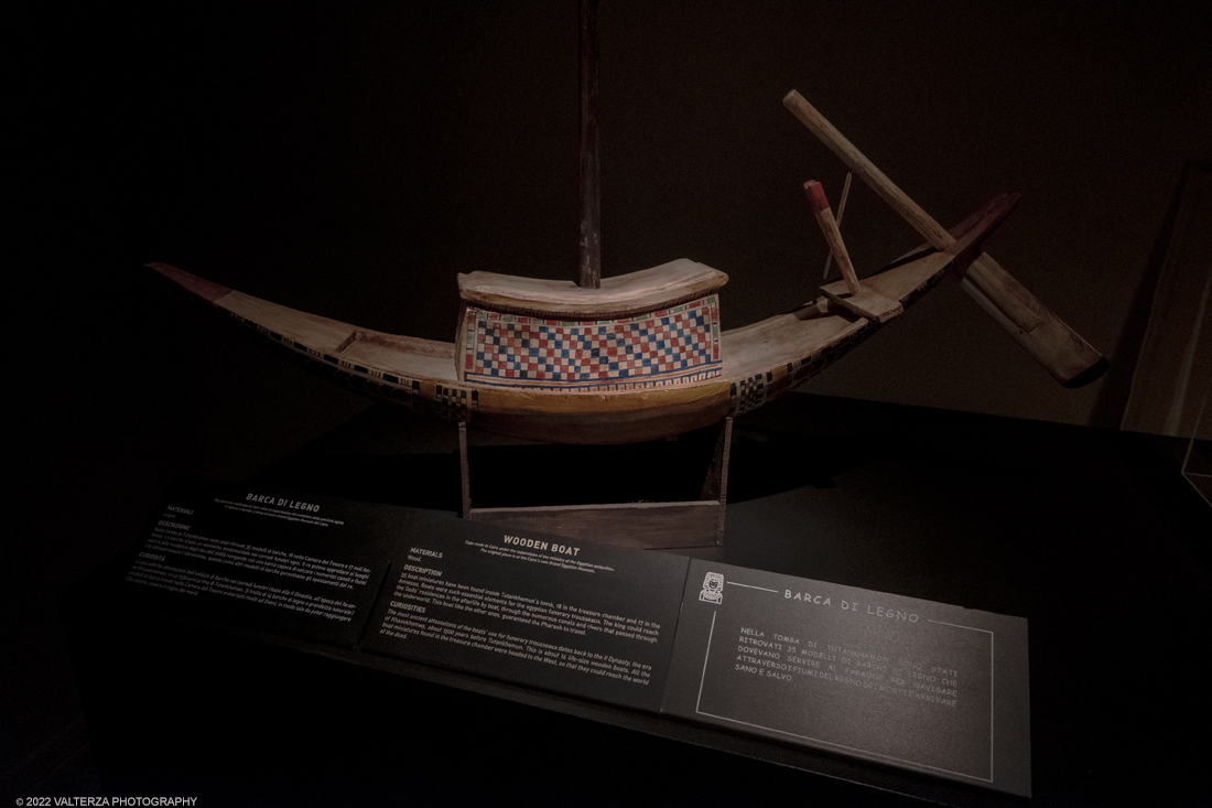 _DSF4270.jpg - 18/02/2022. Torino.Tutankhamon-viaggio verso l'eternitÃ  Ã¨ una mostra realizzata in occasione del centenario della scoperta della tomba, questo grazie alle circa cento riproduzioni dei reperti piÃ¹ importanti portati alla luce dall'archeologo Howard Carter nel 1922. Nella foto barca di legno