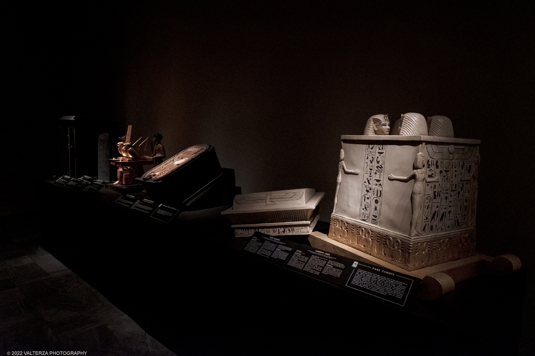 _DSF4277.jpg - 18/02/2022. Torino.Tutankhamon-viaggio verso l'eternitÃ  Ã¨ una mostra realizzata in occasione del centenario della scoperta della tomba, questo grazie alle circa cento riproduzioni dei reperti piÃ¹ importanti portati alla luce dall'archeologo Howard Carter nel 1922. Nella foto vasi canopi usati per conservare le viscere estratte durante il processo di mummificazione