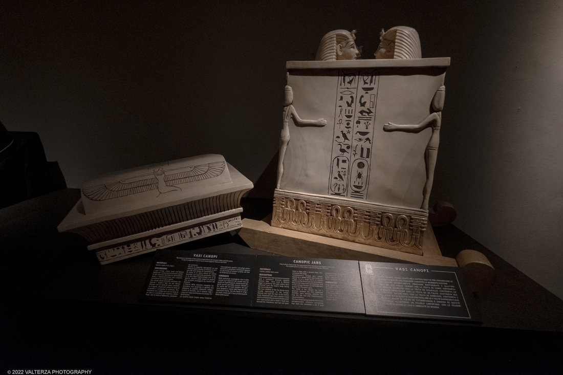 _DSF4280.jpg - 18/02/2022. Torino.Tutankhamon-viaggio verso l'eternitÃ  Ã¨ una mostra realizzata in occasione del centenario della scoperta della tomba, questo grazie alle circa cento riproduzioni dei reperti piÃ¹ importanti portati alla luce dall'archeologo Howard Carter nel 1922. Nella foto vasi canopi usati per conservare le viscere estratte durante il processo di mummificazione