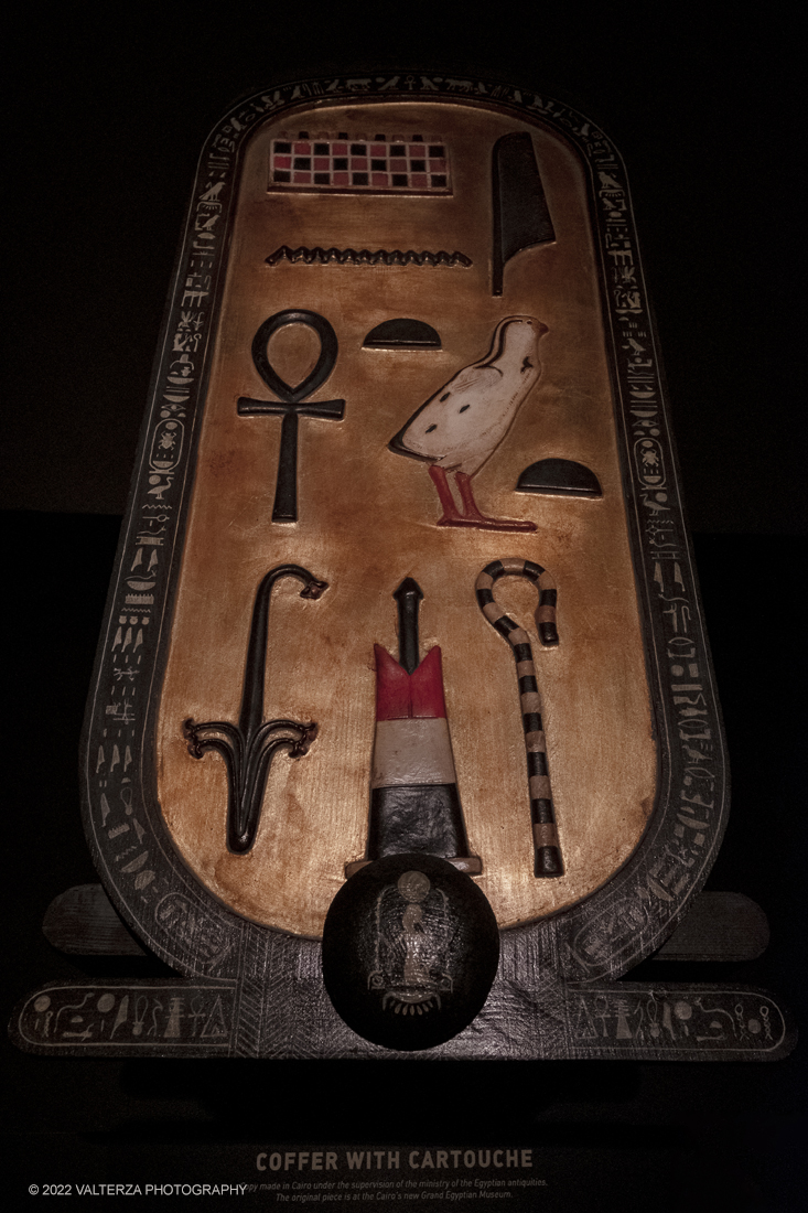 _DSF4284.jpg - 18/02/2022. Torino.Tutankhamon-viaggio verso l'eternitÃ  Ã¨ una mostra realizzata in occasione del centenario della scoperta della tomba, questo grazie alle circa cento riproduzioni dei reperti piÃ¹ importanti portati alla luce dall'archeologo Howard Carter nel 1922. Nella foto baule con cartiglio