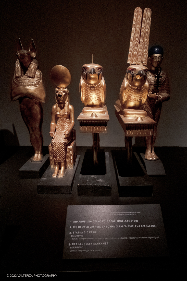_DSF4289.jpg - 18/02/2022. Torino.Tutankhamon-viaggio verso l'eternitÃ  Ã¨ una mostra realizzata in occasione del centenario della scoperta della tomba, questo grazie alle circa cento riproduzioni dei reperti piÃ¹ importanti portati alla luce dall'archeologo Howard Carter nel 1922. Nella foto gruppo di varie divinitÃ 