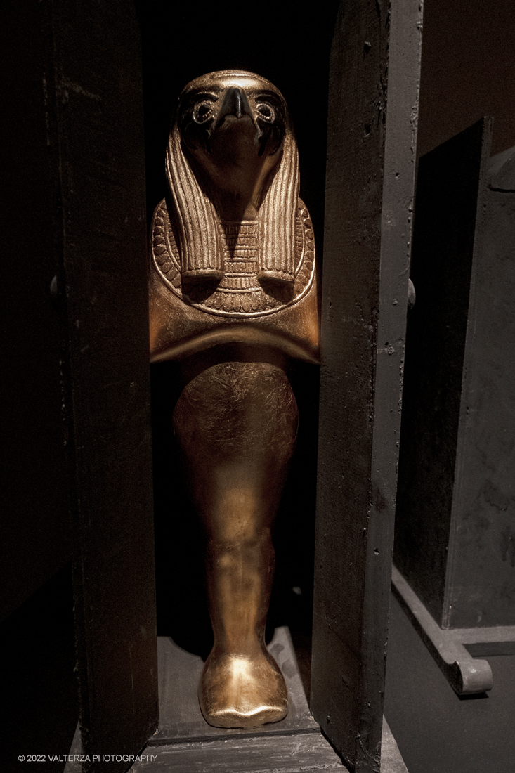 _DSF4293.jpg - 18/02/2022. Torino.Tutankhamon-viaggio verso l'eternitÃ  Ã¨ una mostra realizzata in occasione del centenario della scoperta della tomba, questo grazie alle circa cento riproduzioni dei reperti piÃ¹ importanti portati alla luce dall'archeologo Howard Carter nel 1922. Nella foto uno degli scrigni di santuari neri