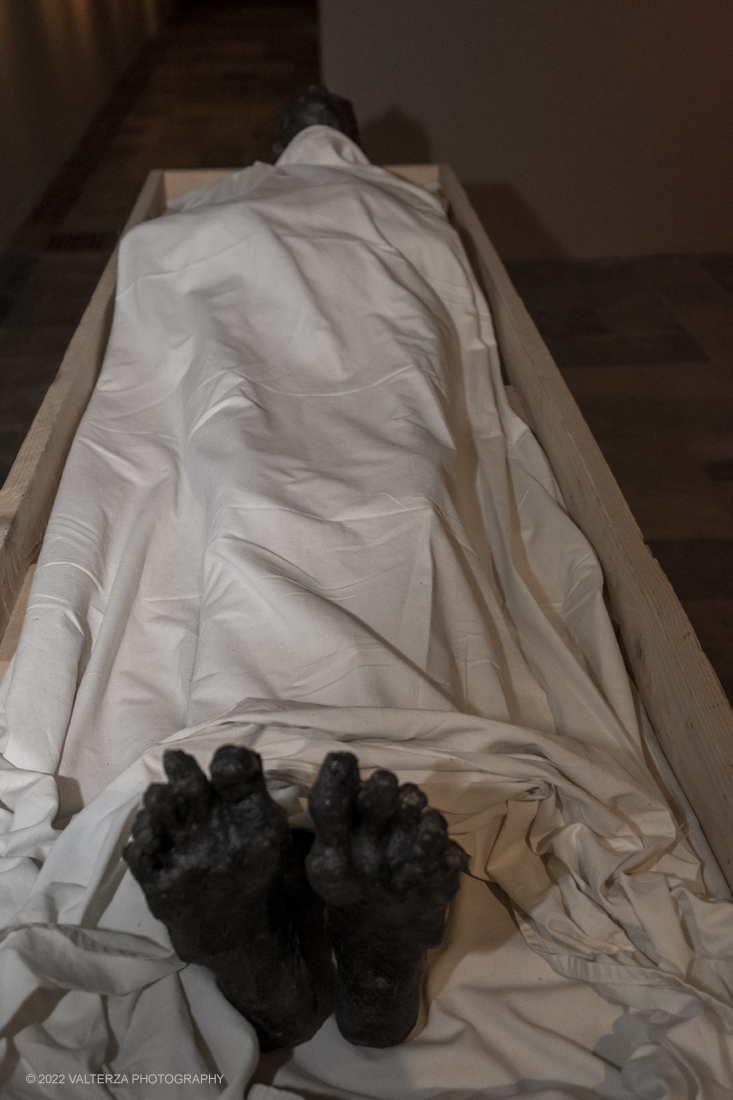 _DSF4310.jpg - 18/02/2022. Torino.Tutankhamon-viaggio verso l'eternitÃ  Ã¨ una mostra realizzata in occasione del centenario della scoperta della tomba, questo grazie alle circa cento riproduzioni dei reperti piÃ¹ importanti portati alla luce dall'archeologo Howard Carter nel 1922. Nella foto riproduzione della mummia di Tutankhamon