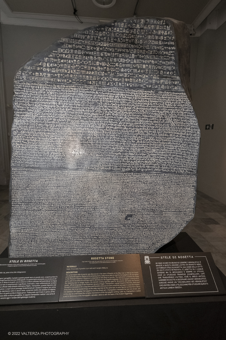 _DSF4323.jpg - 18/02/2022. Torino.Tutankhamon-viaggio verso l'eternitÃ  Ã¨ una mostra realizzata in occasione del centenario della scoperta della tomba, questo grazie alle circa cento riproduzioni dei reperti piÃ¹ importanti portati alla luce dall'archeologo Howard Carter nel 1922. Nella foto la stele di Rosetta