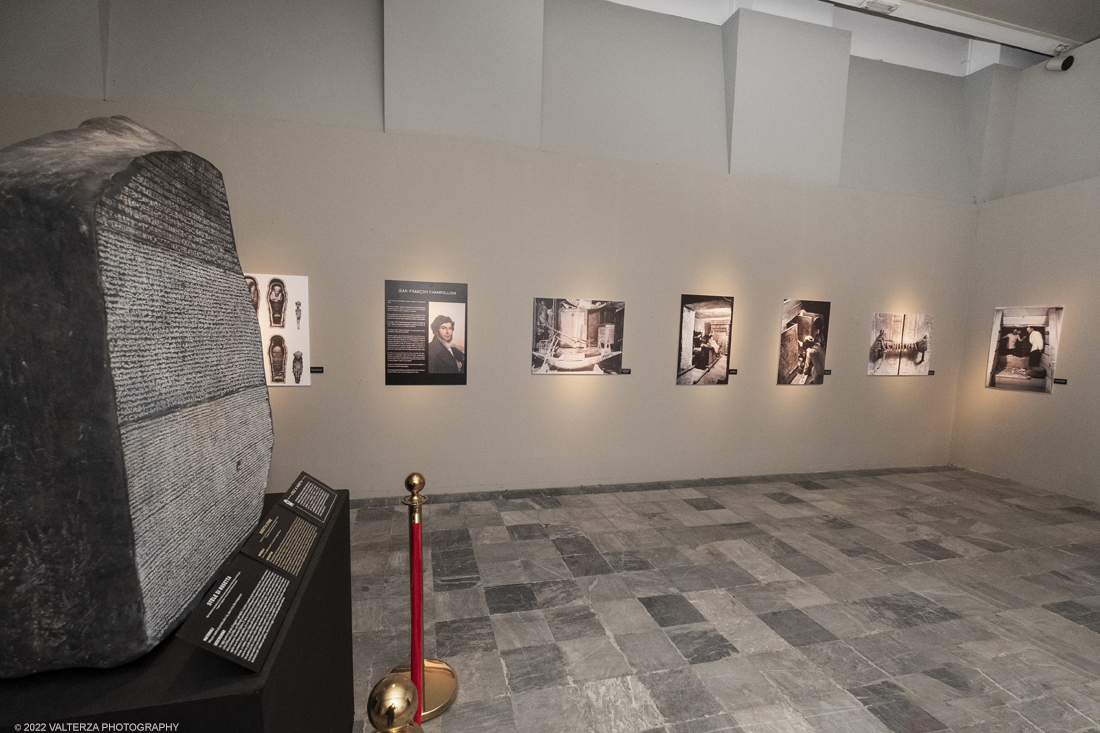 _DSF4326.jpg - 18/02/2022. Torino.Tutankhamon-viaggio verso l'eternitÃ  Ã¨ una mostra realizzata in occasione del centenario della scoperta della tomba, questo grazie alle circa cento riproduzioni dei reperti piÃ¹ importanti portati alla luce dall'archeologo Howard Carter nel 1922. Nella foto la stele di Rosetta