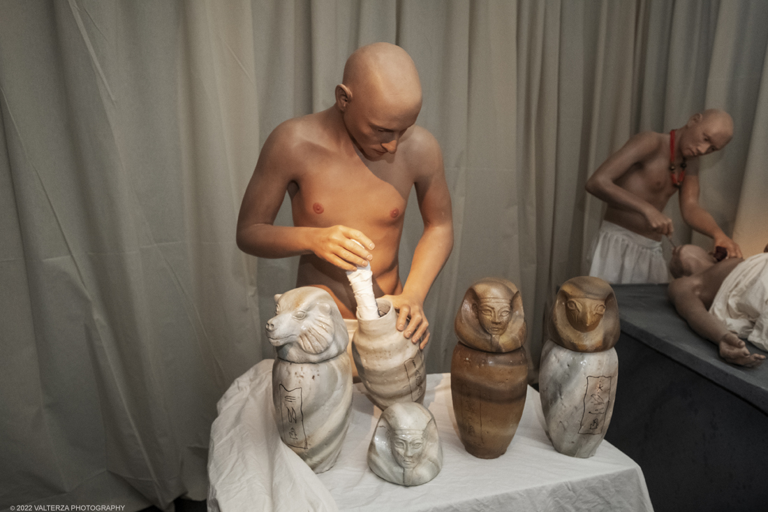 _DSF4334.jpg - 18/02/2022. Torino.Tutankhamon-viaggio verso l'eternitÃ  Ã¨ una mostra realizzata in occasione del centenario della scoperta della tomba, questo grazie alle circa cento riproduzioni dei reperti piÃ¹ importanti portati alla luce dall'archeologo Howard Carter nel 1922. Nella foto illustrazione del processo di mummificazione