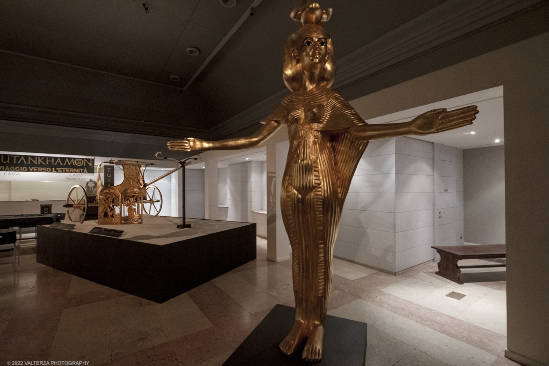 _DSF4355.jpg - 18/02/2022. Torino.Tutankhamon-viaggio verso l'eternitÃ  Ã¨ una mostra realizzata in occasione del centenario della scoperta della tomba, questo grazie alle circa cento riproduzioni dei reperti piÃ¹ importanti portati alla luce dall'archeologo Howard Carter nel 1922. Nella foto la dea Selket