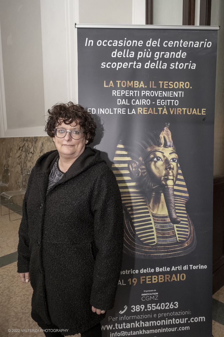 _DSF4376.jpg - 18/02/2022. Torino.Tutankhamon-viaggio verso l'eternitÃ  Ã¨ una mostra realizzata in occasione del centenario della scoperta della tomba, questo grazie alle circa cento riproduzioni dei reperti piÃ¹ importanti portati alla luce dall'archeologo Howard Carter nel 1922. Nella foto l'egittologa Clarissa Decembri curatrice della mostra