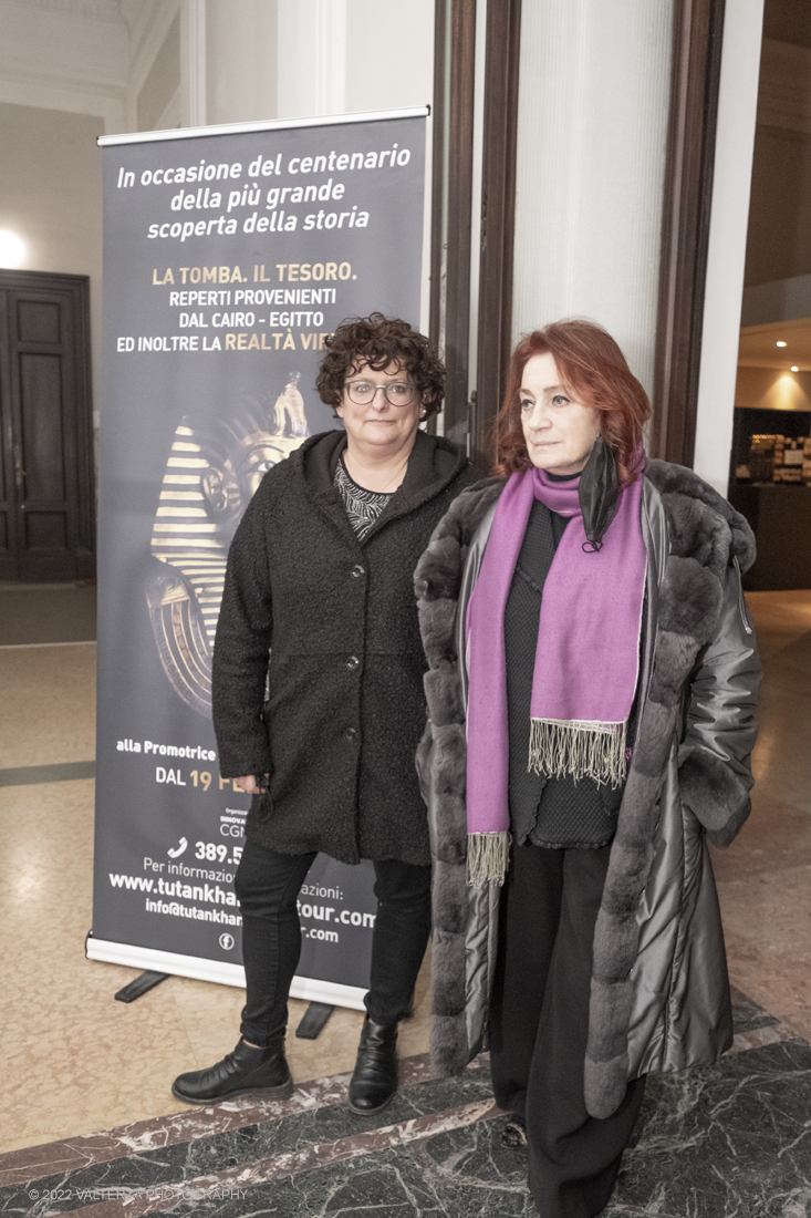 _DSF4381.jpg - 18/02/2022. Torino.Tutankhamon-viaggio verso l'eternitÃ  Ã¨ una mostra realizzata in occasione del centenario della scoperta della tomba, questo grazie alle circa cento riproduzioni dei reperti piÃ¹ importanti portati alla luce dall'archeologo Howard Carter nel 1922. Nella foto l'egittologa Clarissa Decembri curatrice della mostra ed Orietta Lorenzini della direzione Promotrice Belle Arti