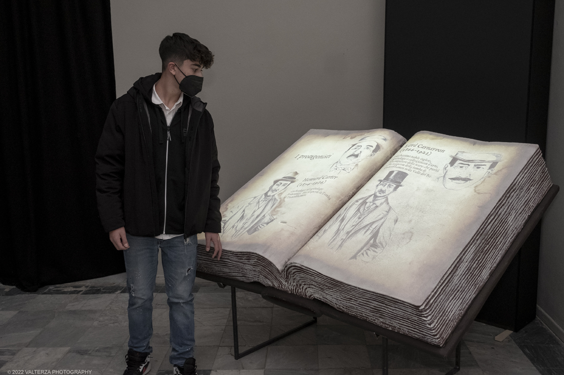 _DSF4426.jpg - 18/02/2022. Torino.Tutankhamon-viaggio verso l'eternitÃ  Ã¨ una mostra realizzata in occasione del centenario della scoperta della tomba, questo grazie alle circa cento riproduzioni dei reperti piÃ¹ importanti portati alla luce dall'archeologo Howard Carter nel 1922. Nella foto in visita alla mostra