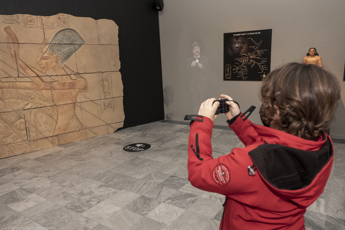 _DSF4429.jpg - 18/02/2022. Torino.Tutankhamon-viaggio verso l'eternitÃ  Ã¨ una mostra realizzata in occasione del centenario della scoperta della tomba, questo grazie alle circa cento riproduzioni dei reperti piÃ¹ importanti portati alla luce dall'archeologo Howard Carter nel 1922. Nella foto in visita alla mostra