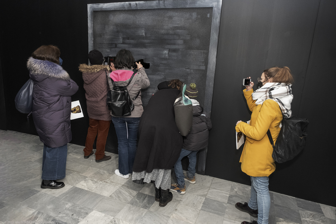 _DSF4435.jpg - 18/02/2022. Torino.Tutankhamon-viaggio verso l'eternitÃ  Ã¨ una mostra realizzata in occasione del centenario della scoperta della tomba, questo grazie alle circa cento riproduzioni dei reperti piÃ¹ importanti portati alla luce dall'archeologo Howard Carter nel 1922. Nella foto in visita alla mostra