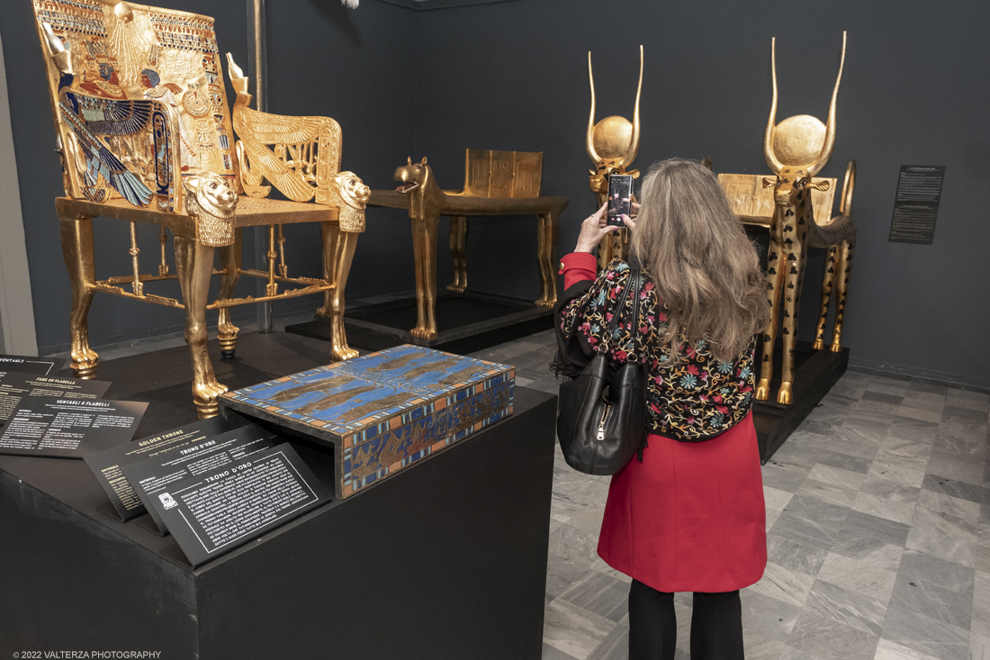 _DSF4437.jpg - 18/02/2022. Torino.Tutankhamon-viaggio verso l'eternitÃ  Ã¨ una mostra realizzata in occasione del centenario della scoperta della tomba, questo grazie alle circa cento riproduzioni dei reperti piÃ¹ importanti portati alla luce dall'archeologo Howard Carter nel 1922. Nella foto in visita alla mostra
