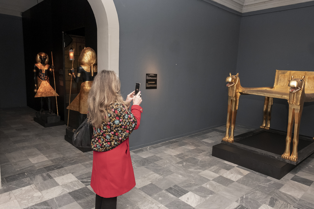 _DSF4440.jpg - 18/02/2022. Torino.Tutankhamon-viaggio verso l'eternitÃ  Ã¨ una mostra realizzata in occasione del centenario della scoperta della tomba, questo grazie alle circa cento riproduzioni dei reperti piÃ¹ importanti portati alla luce dall'archeologo Howard Carter nel 1922. Nella foto in visita alla mostra