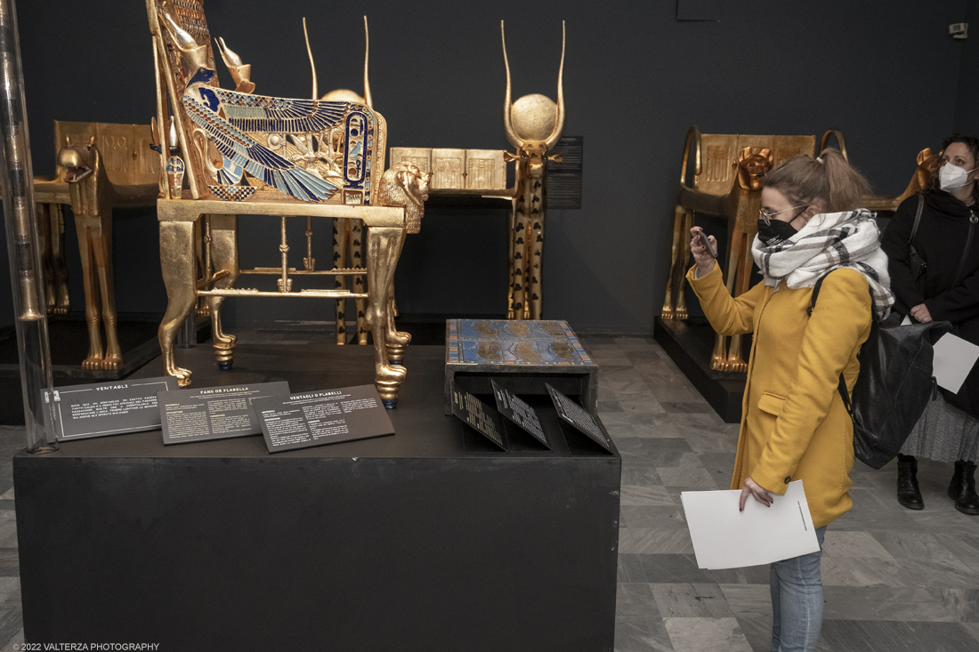 _DSF4445.jpg - 18/02/2022. Torino.Tutankhamon-viaggio verso l'eternitÃ  Ã¨ una mostra realizzata in occasione del centenario della scoperta della tomba, questo grazie alle circa cento riproduzioni dei reperti piÃ¹ importanti portati alla luce dall'archeologo Howard Carter nel 1922. Nella foto in visita alla mostra