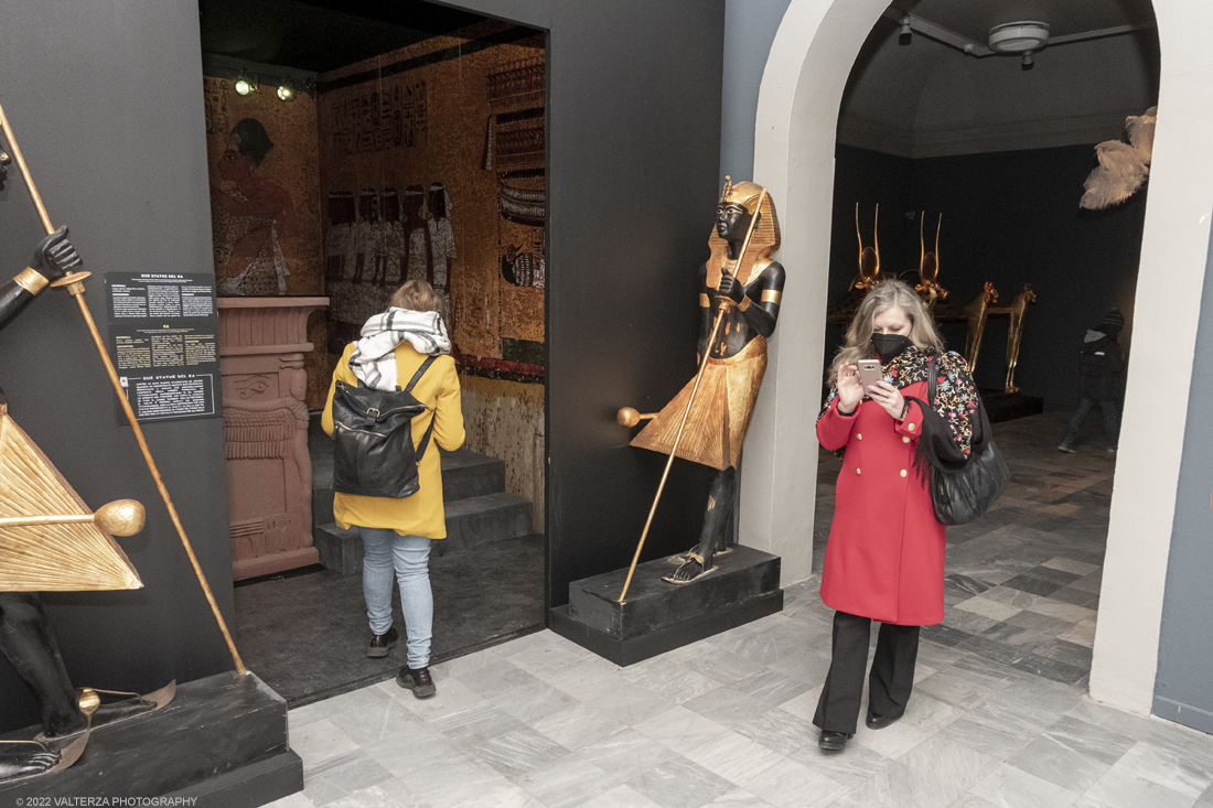 _DSF4455.jpg - 18/02/2022. Torino.Tutankhamon-viaggio verso l'eternitÃ  Ã¨ una mostra realizzata in occasione del centenario della scoperta della tomba, questo grazie alle circa cento riproduzioni dei reperti piÃ¹ importanti portati alla luce dall'archeologo Howard Carter nel 1922. Nella foto in visita alla mostra